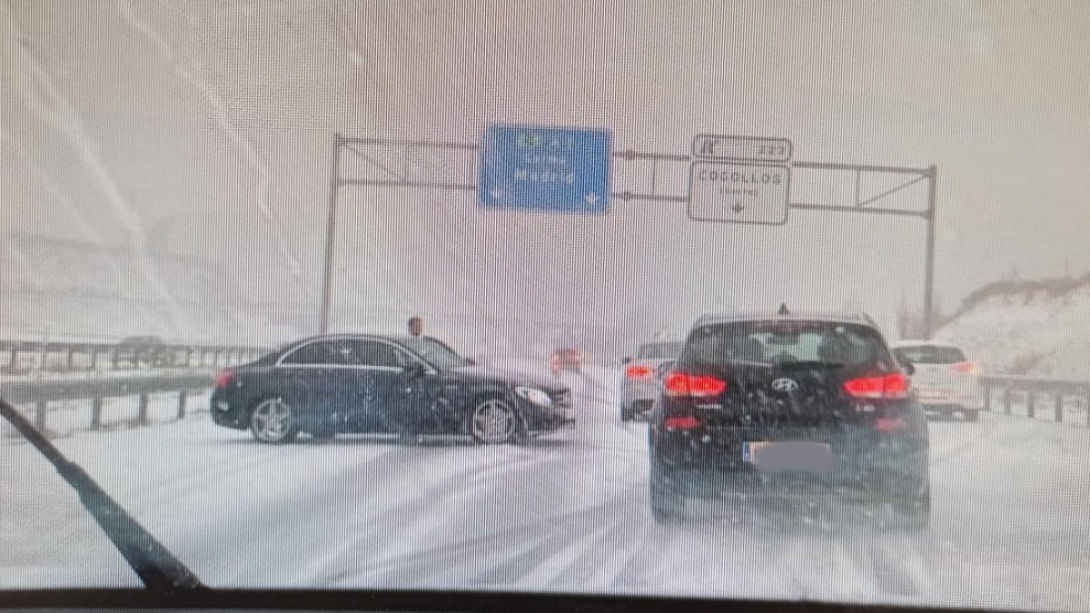 Accidente provocado por la nieve en Cogollos. REDES SOCIALES