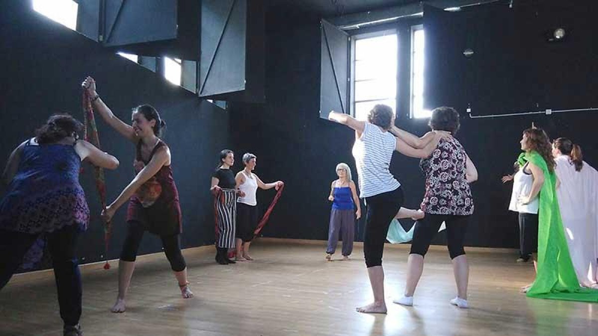 Un grupo de mujeres participa en uno de los talleres de teatro espontáneo imaprtido por Graciela Iraola.-ECB