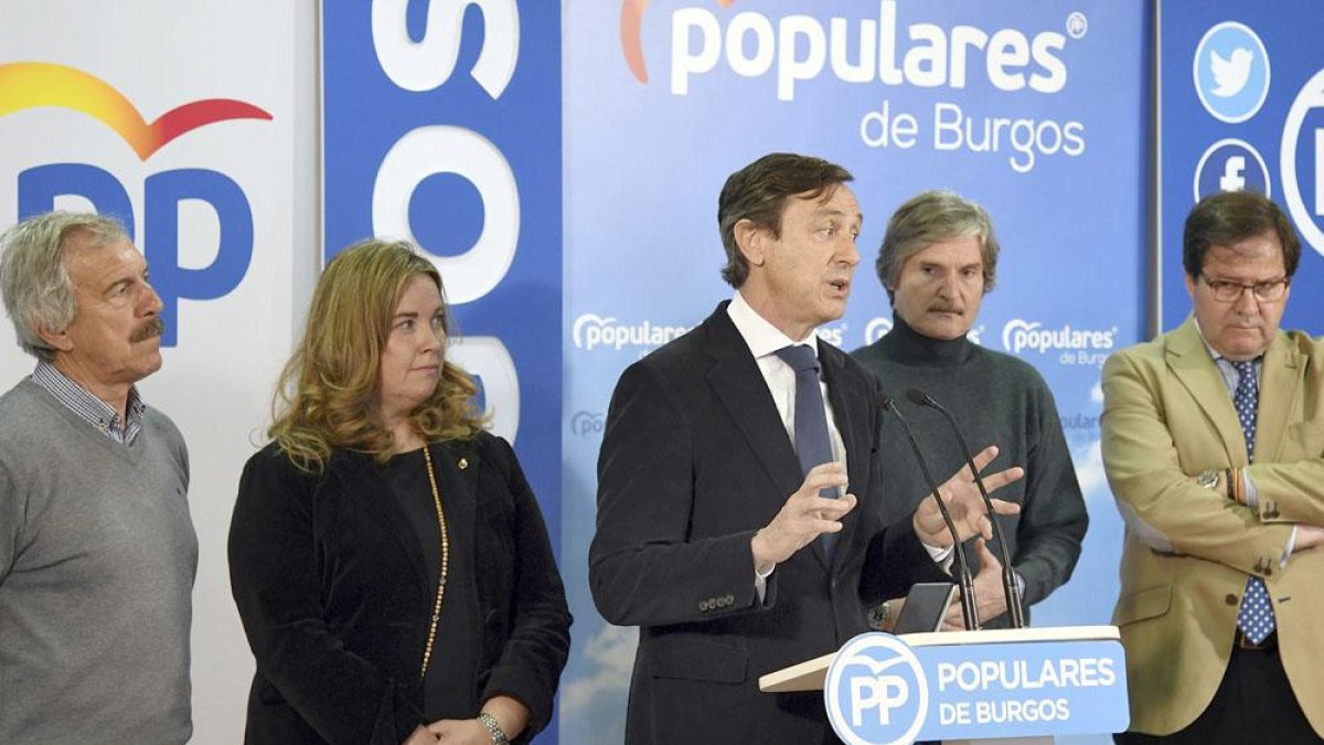 Rafael Hernando, junto a candidatos y miembros del PP de Burgos.-ICAL