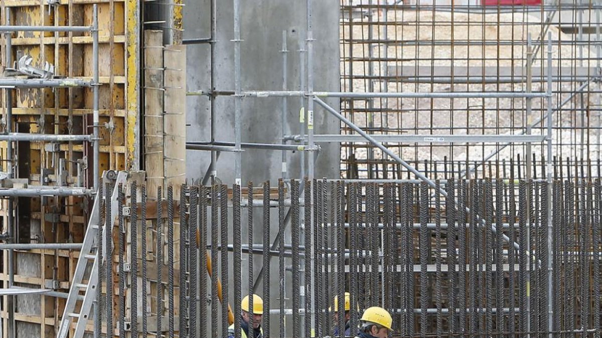 La construcción recupera 2.300 ocupados en el último año y ya suma 14.100 activos.-ISRAEL L. MURILLO