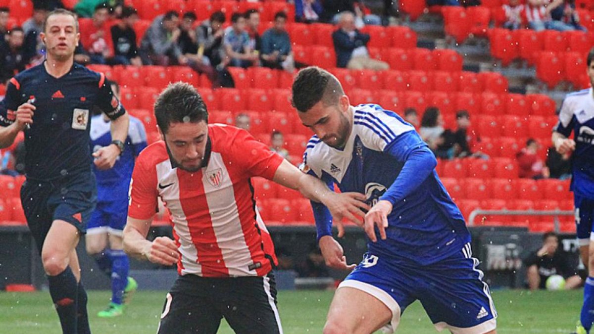 Oyarzun conduce el balón ante un jugador del Bilbao Athletic, ayer, en SanMamés.-ALFONSO G. MARDONES