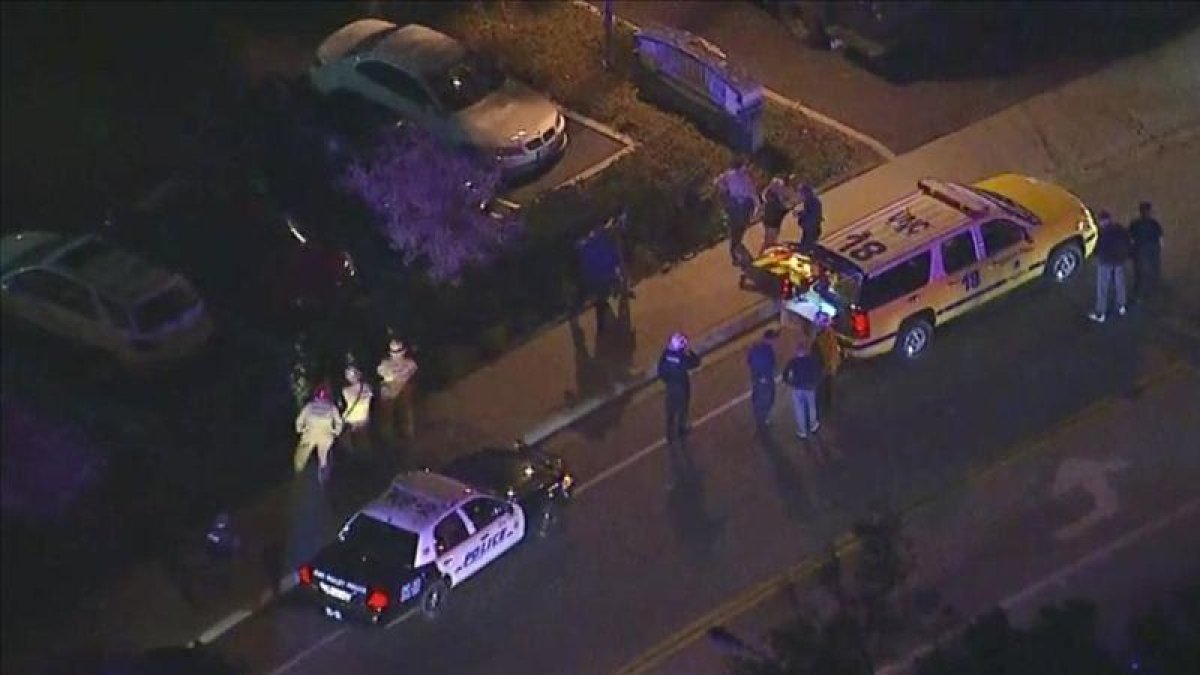 Imagen aérea del despliegue policial en torno al bar de California en el que se ha producido el tiroteo.-KABC (AP)
