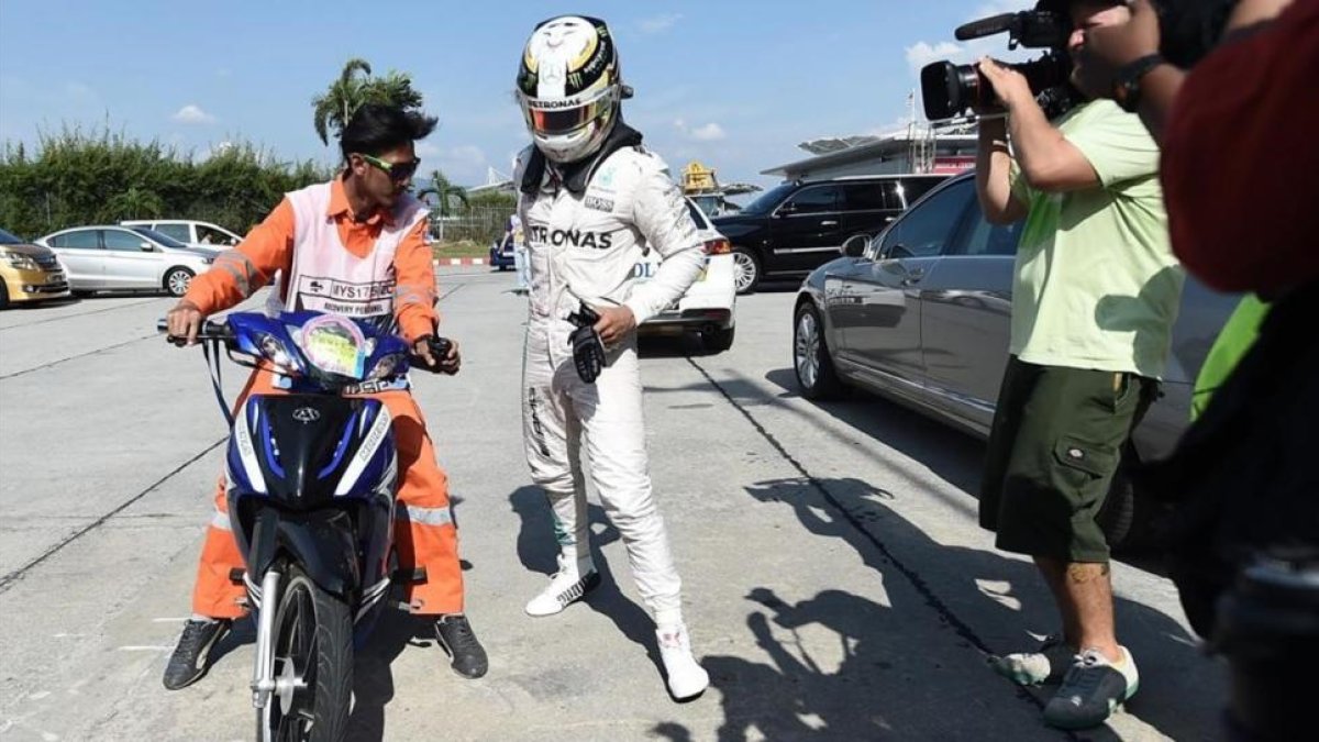 Lewis Hamilton saluda al público tras lograr la 'pole' el sábado.-EFE / DIEGO AZUBEL