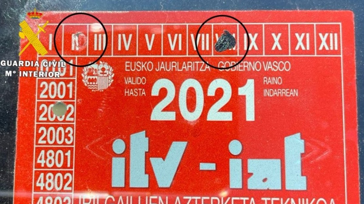 Pegatina de ITV falsificada. GUARDIA CIVIL