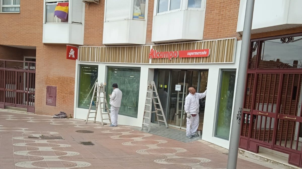 Los supermercados comienzan las tareas de pintado. Imagen de un nuevo Alcampo de Madrid