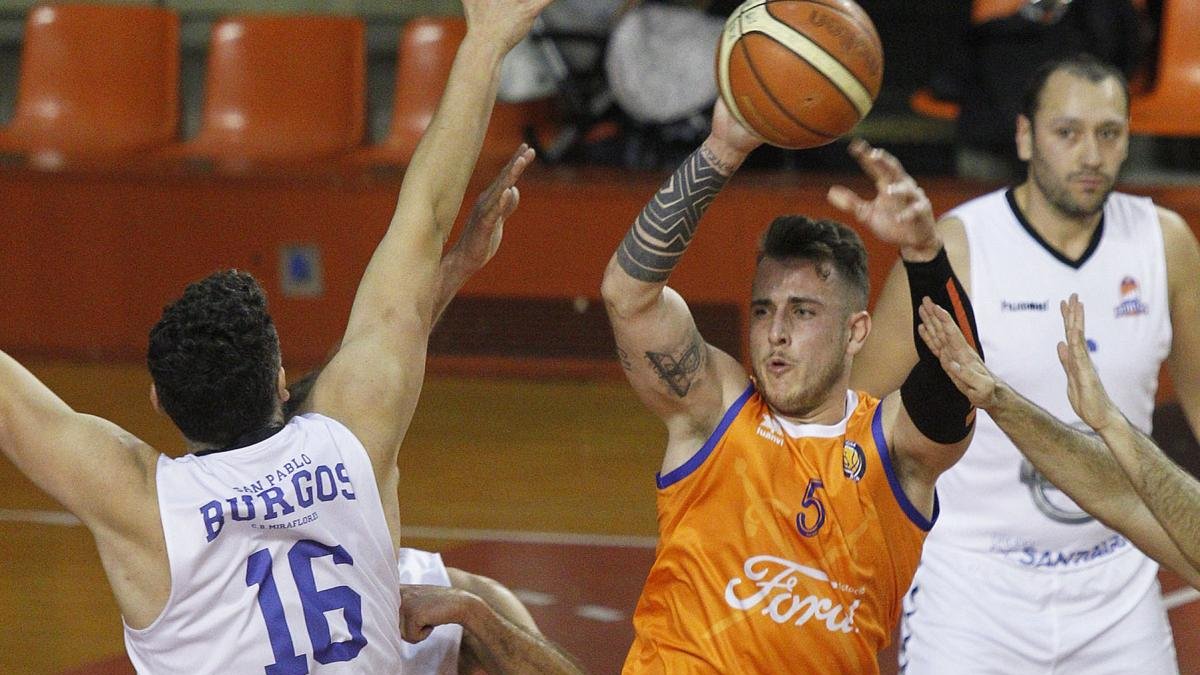 Imobach Pomares dobla un balón en un lance de un partido.-SANTI OTERO