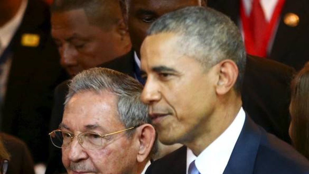 Imagen del encuentro entre Castro y Obama en abril en Panamá.-REUTERS