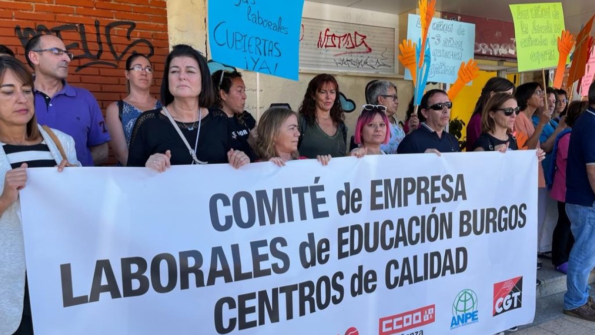 Un momento de la protesta ayer frente a Santa María la Mayor. ECB