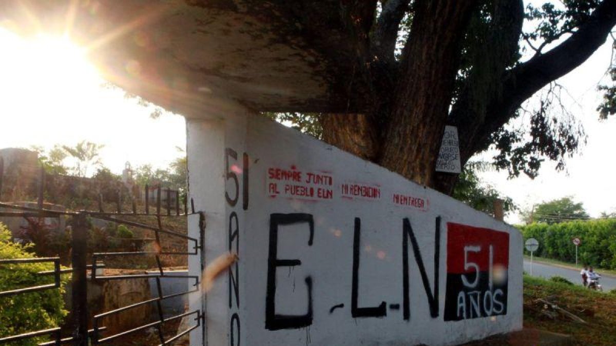 El ELN negocia la paz pero muchos de sus miembros se resisten a dejar las armas y siguen sembrando muerte y violencia en el país sudamericano.-EFE