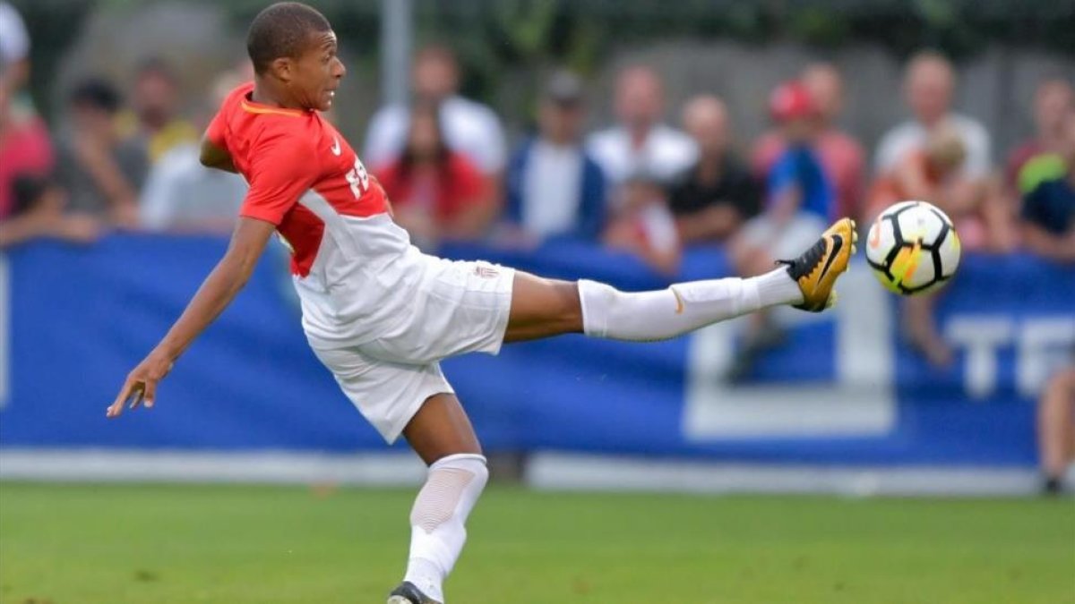 Mbappé, en un partido amistoso del Monaco contra el Fenerbahce-AFP / FABRICE COFFRINI
