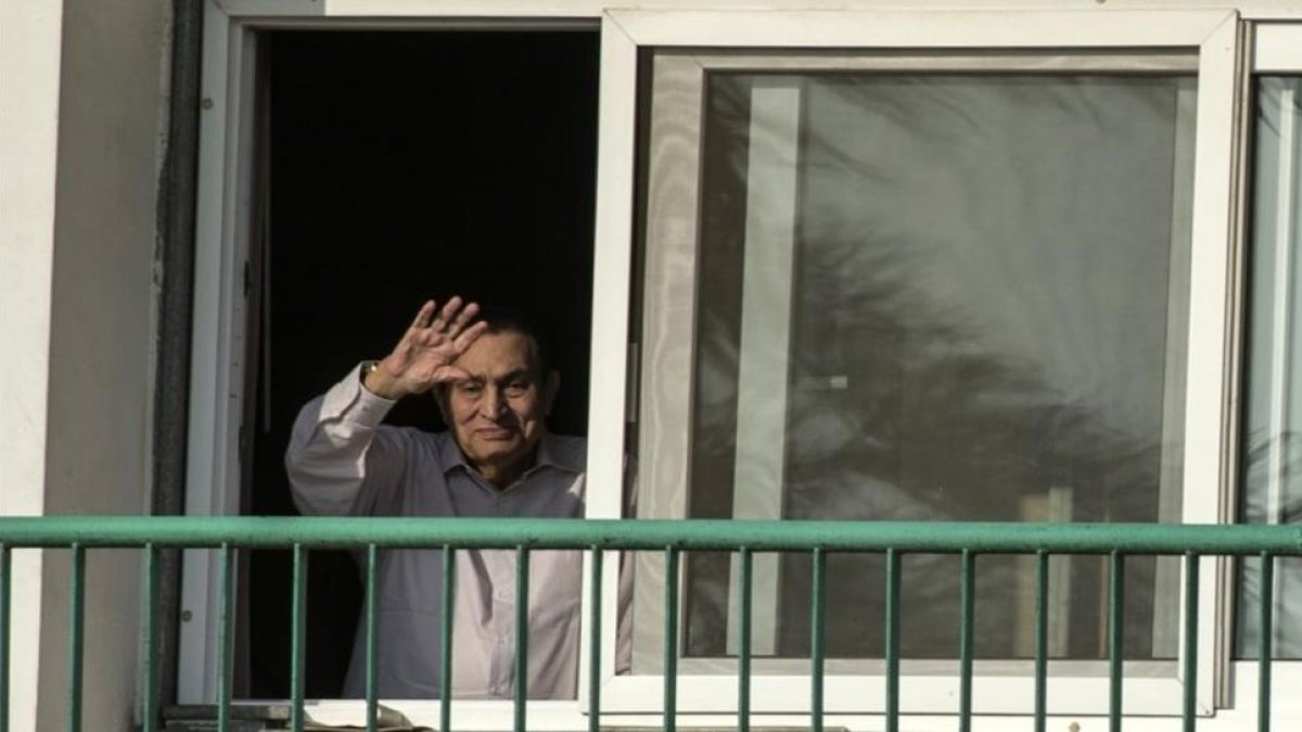 Mubarak saluda desde el Hospital Militar Maadi donde ha estado recluido, en octubre del 2016.-KHALED DESOUKI