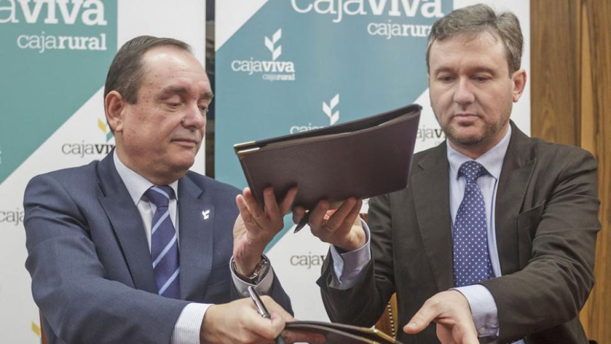 Ramón Sobremonte y Javier Lacalle intercambian las carpetas que contienen el convenio.-SANTI OTERO