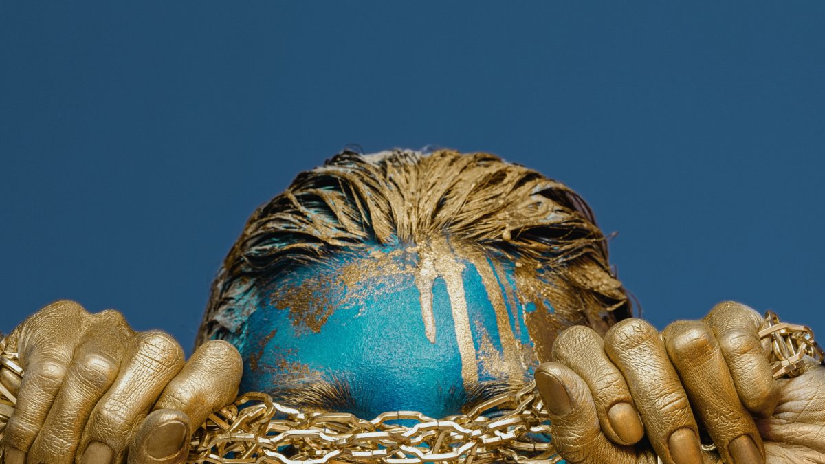 Imagen del proyecto colectivo de Kateryna Golovina , realizado el 23 de febrero, un día antes de la guerra en Ucrania. Idea y artista de arte corporal: Kateryna GolovinaFotógrafo: Vasyl KosinovModelo: Iryna LozovaRetoque foto: Yuliia Pustovit