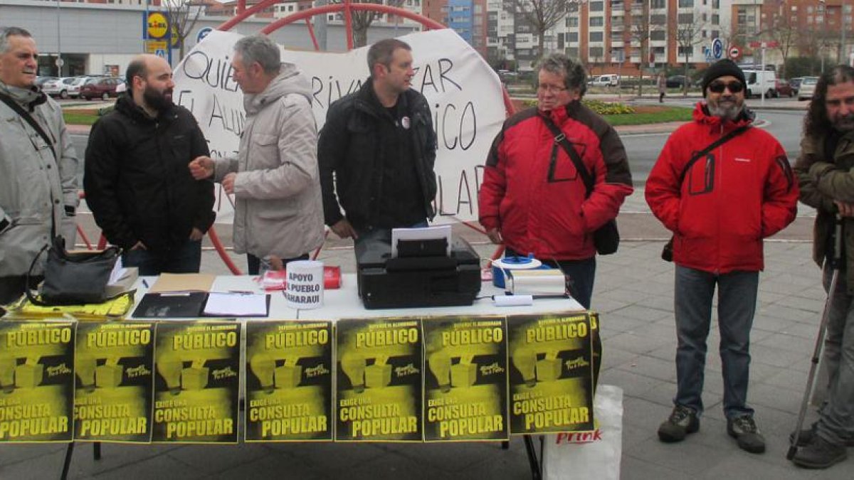 La coordinadora Mirando por lo Público ha reunido más de 3.000 firmas para solicitar la realización de la consulta.-E. M.