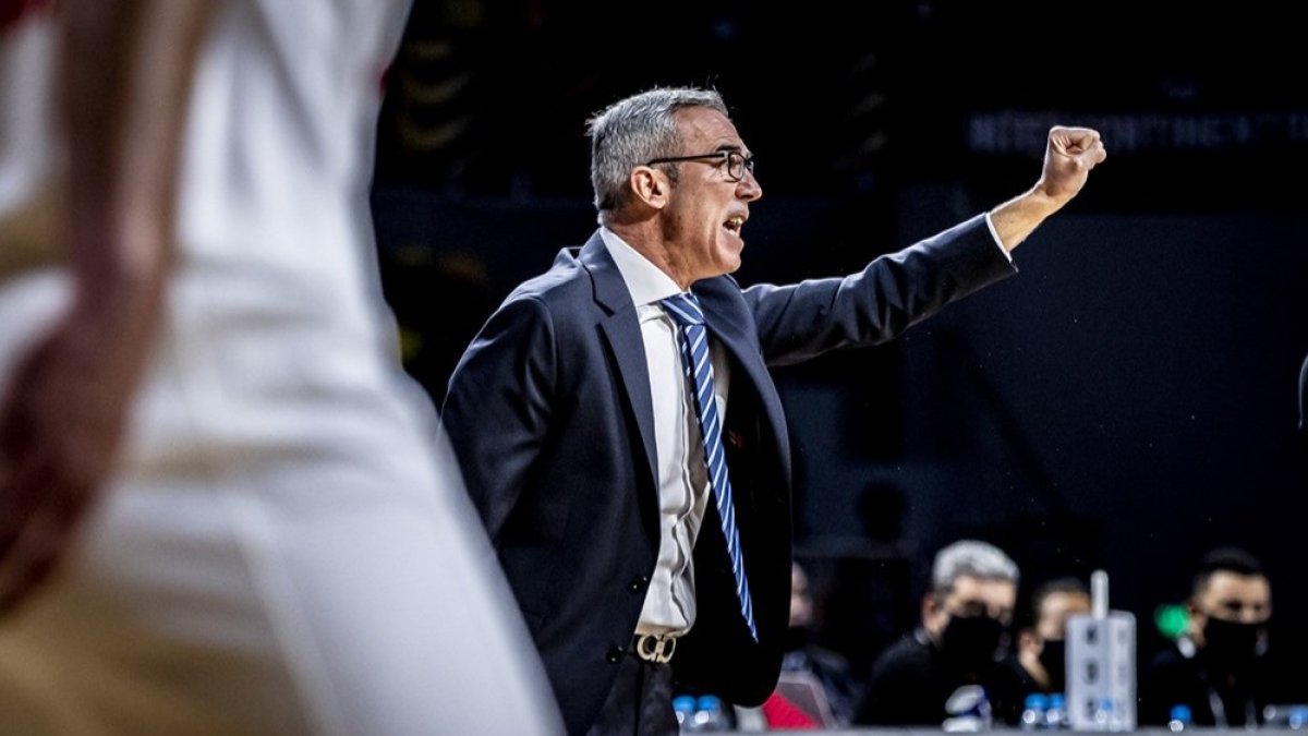 Olmos marca jugada durante la semifinal disputada en El Cairo. FIBA