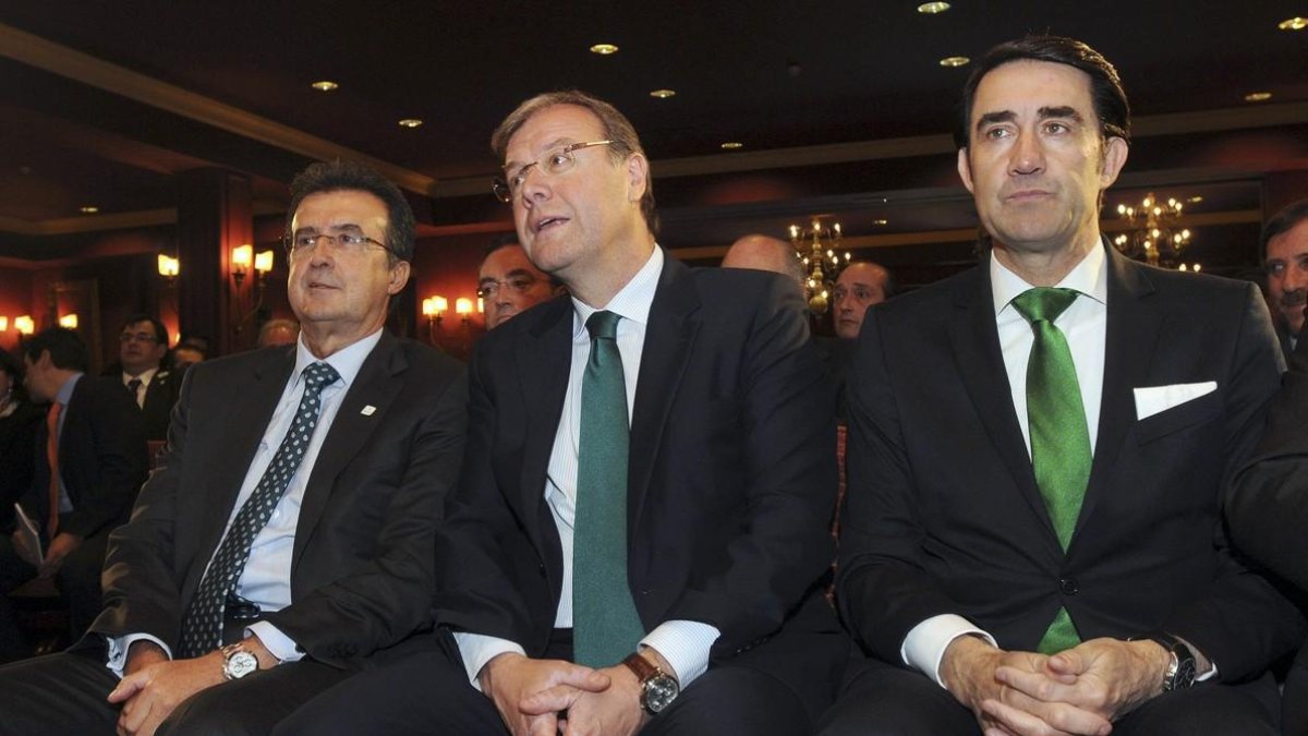 El alcalde de León, Antonio Silván, en el centro, junto al empresario José Luis Ulibarri, a la izquierda. /-J. CASARES (EFE)