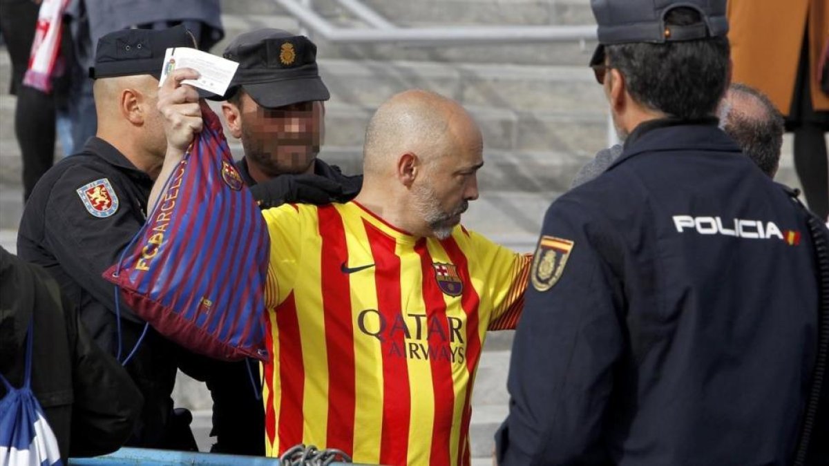 Inspección en el acceso al partido de final de Copa, este sábado.-EFE