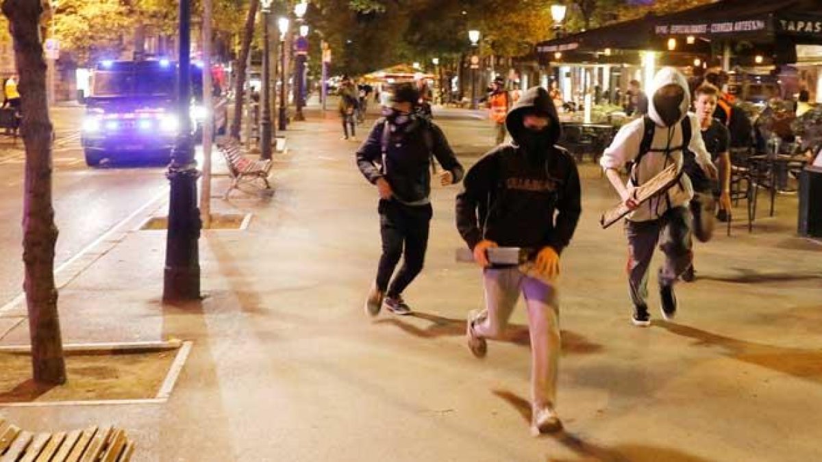 Agresión de ultras a un joven antifascista en Barcelona.-ALBERT MERCADÉ
