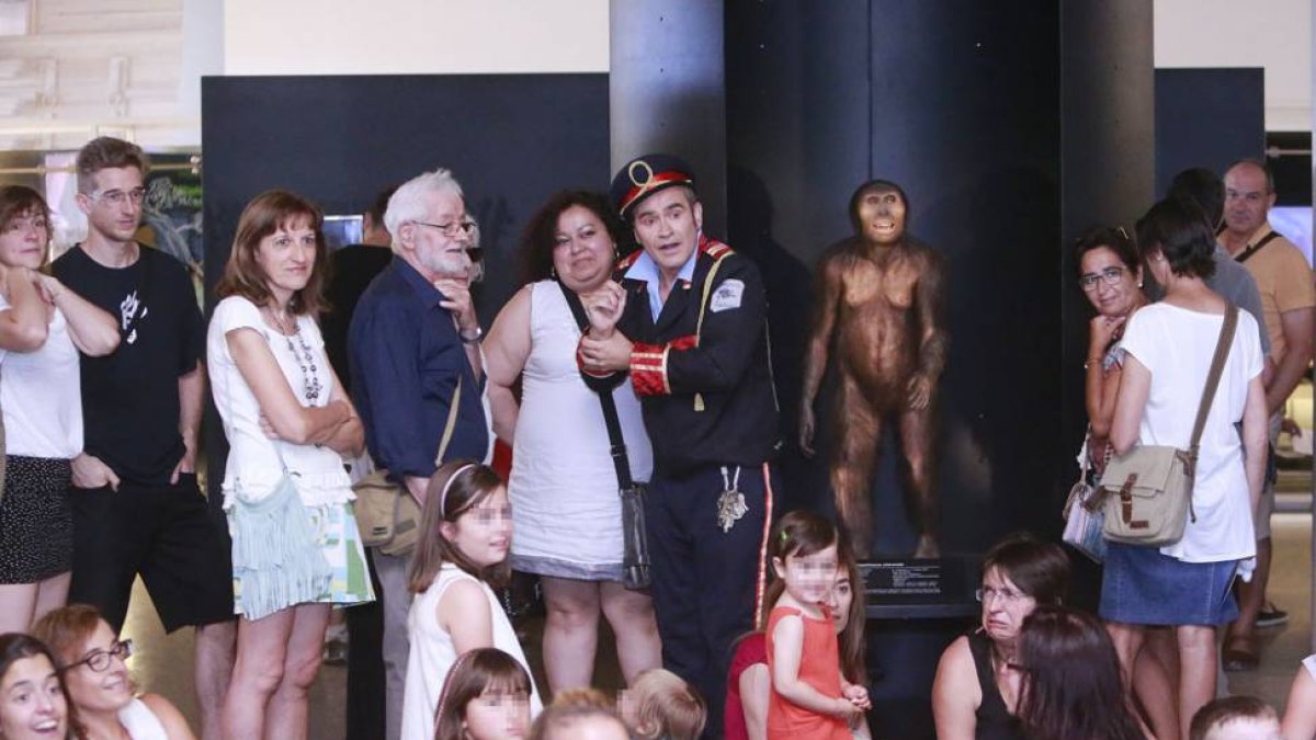 El público se divirtió en la última representación ofrecida por Bambalúa en el Museo de la Evolución.-RAÚL OCHOA