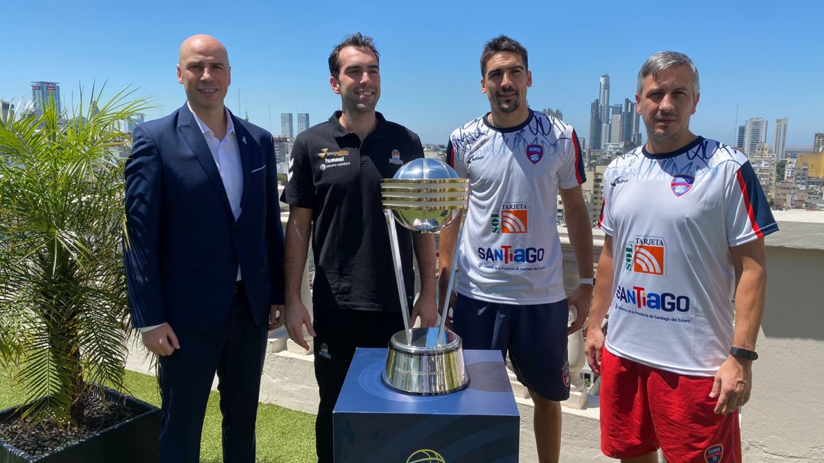 Capitanes y entrenadores de ambos equipos posan con el trofeo, en Buenos Aires. FIBA