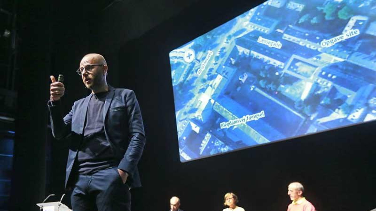Rasmus Frisk se dirige al público. Atrás, García, Harmanen y Fernández Enguita.-Raúl Ochoa