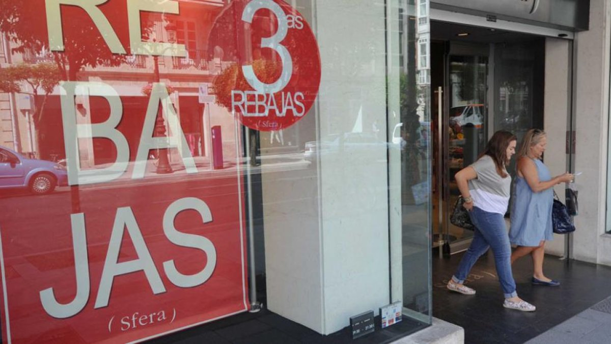 Un comercio con el cartel anunciando rebajas.-ISRAEL L. MURILLO