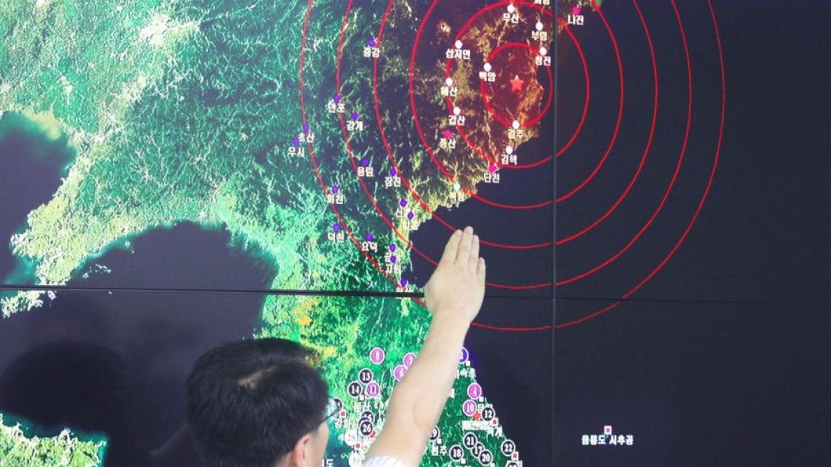 Un oficial de Corea del Sur apunta el epicentro del terremoto causado por el ensayo nuclear de Corea del Norte.-AFP