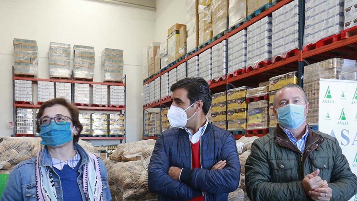 Dujo y Esteban Martínez entregaron ayer los 3.000 kilos de patata. RAÚL OCHOA