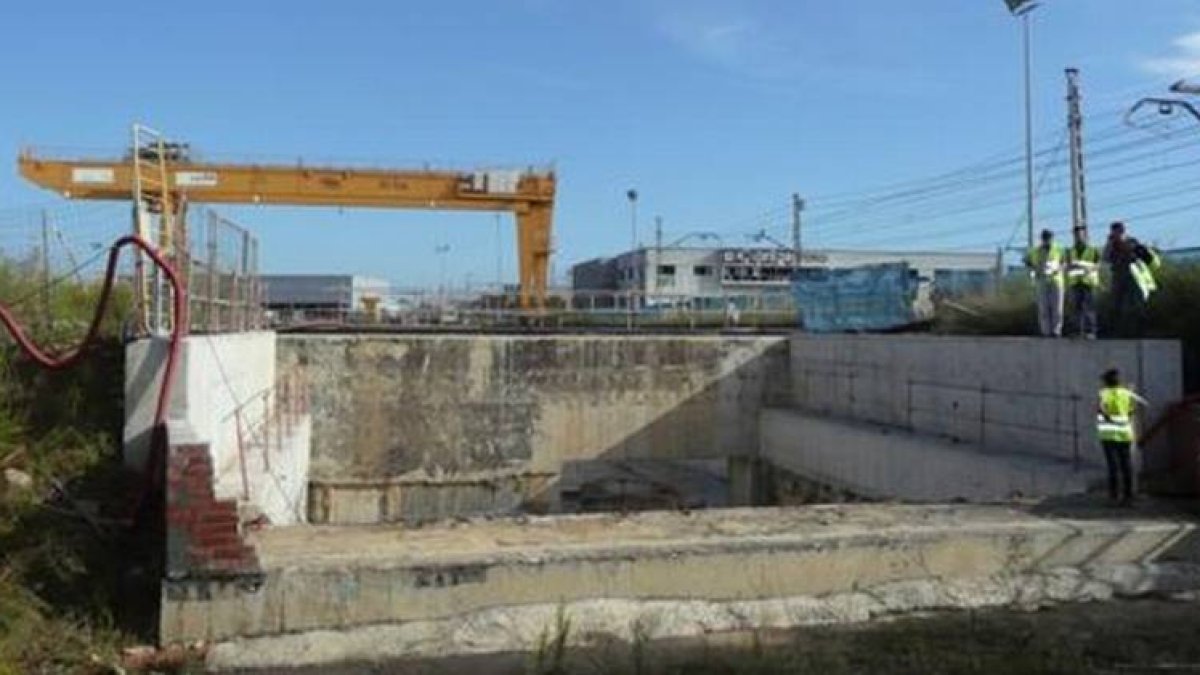 La inundación del AVE en Girona se produjo por la rotura de un pequeño muro, a la derecha en la foto.-Foto: FERRAN COSCULLUELA