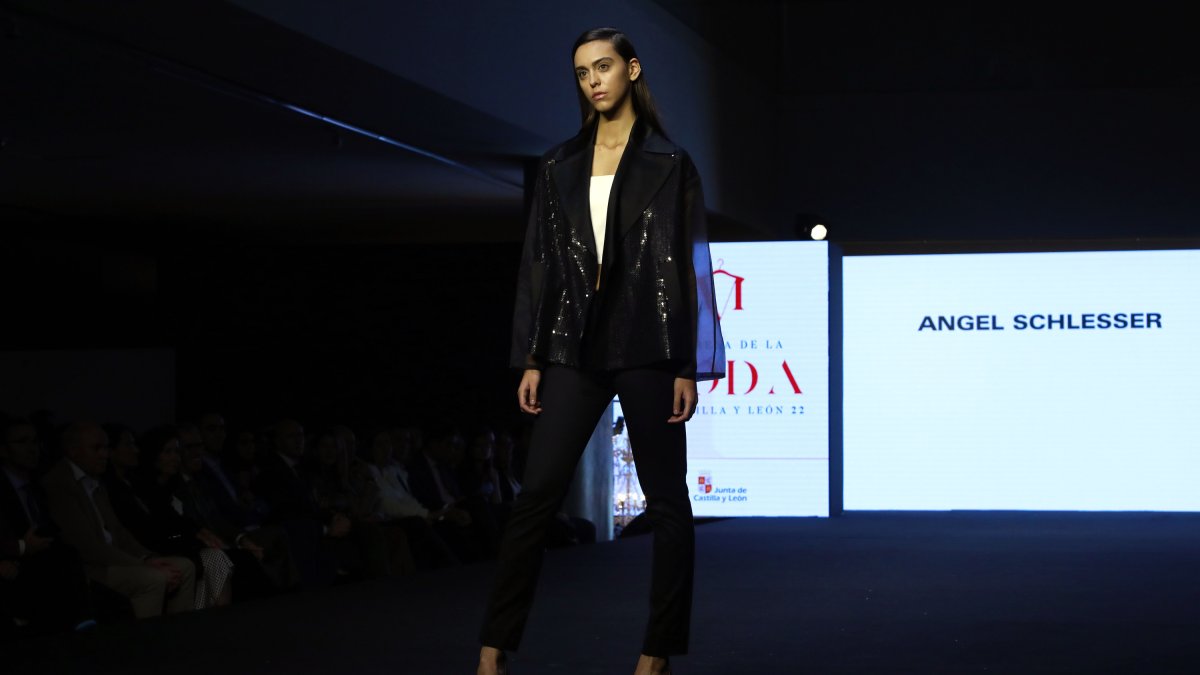 Los diseños de Ángel Schlesser cerraron la cita. TOMÁS ALONSO