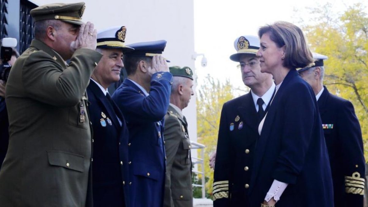 La nueva ministra de Defensa, Dolores de Cospedal, en su reunión con el mando de operaciones.-JUAN MANUEL PRATS