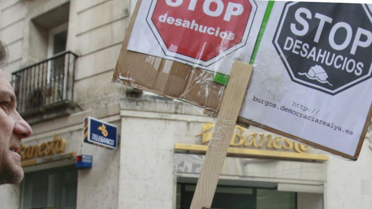 Varias personas se manifiestan contra los desahucios cuando se dispararon las ejecuciones hipotecarias hace seis años. SANTI OTERO