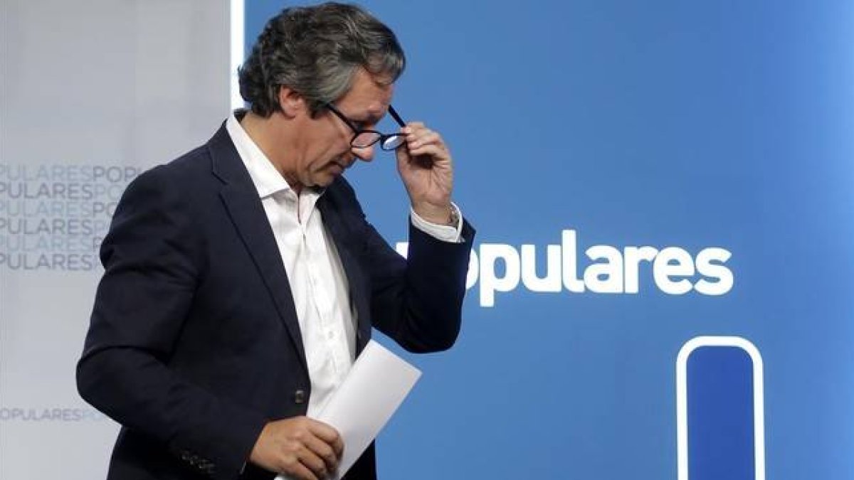 El vicesecretario de organización del PP, Carlos Floriano, este domingo en la sede del partido.-Foto: JOSÉ LUIS ROCA