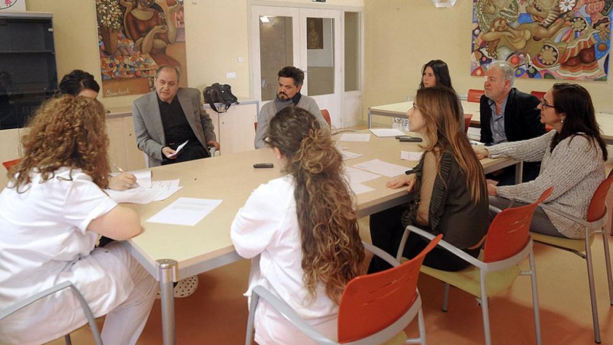 Miembros del equipo de gestión de Aspanias conversan junto a dos alumnas en prácticas y una empleada del centro.-ISRAEL L. MURILLO