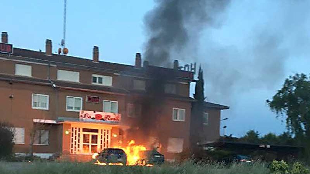El incendio de ayer a las puertas del club de alterne arrasó los dos vehículos.-ECB
