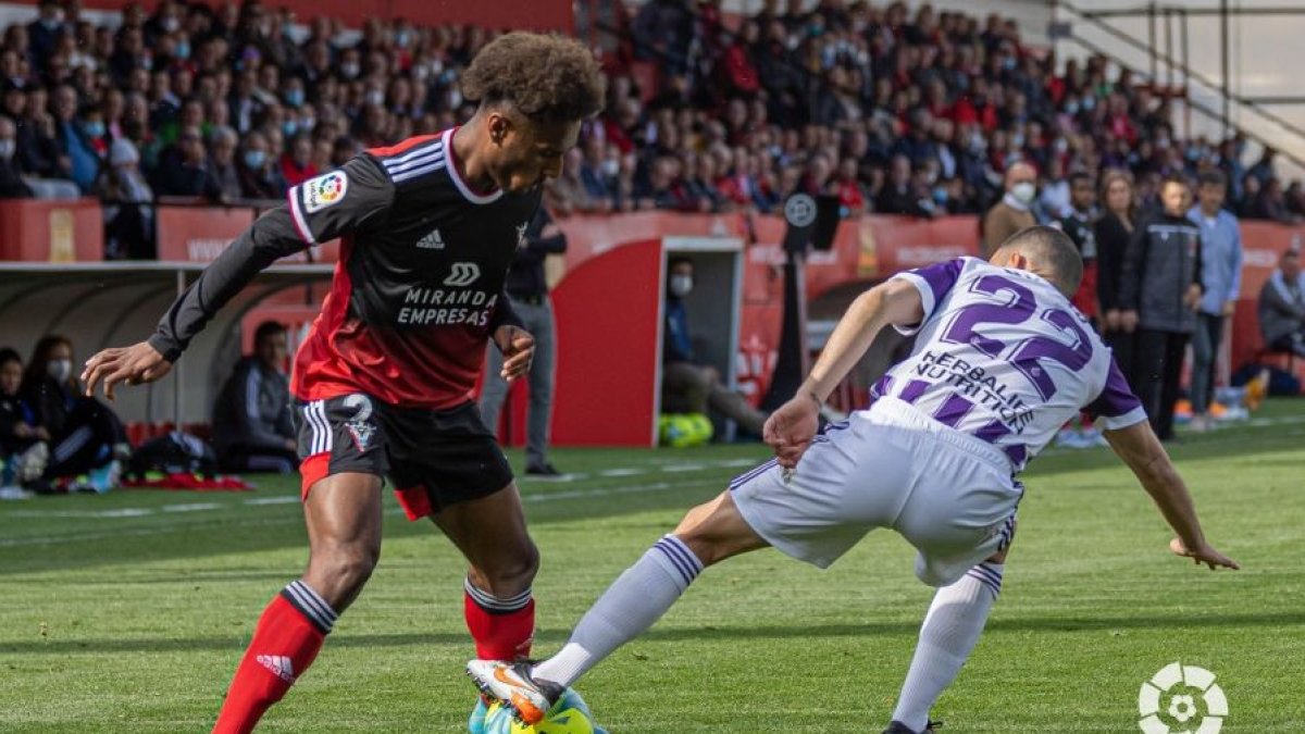 Hassan intenta escaparse con el balón. LALIGA
