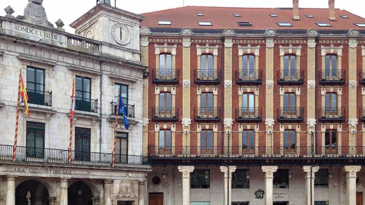 A primera hora de la mañana de ayer la cola de espera llegaba hasta casi mitad de la Plaza Mayor.-ECB