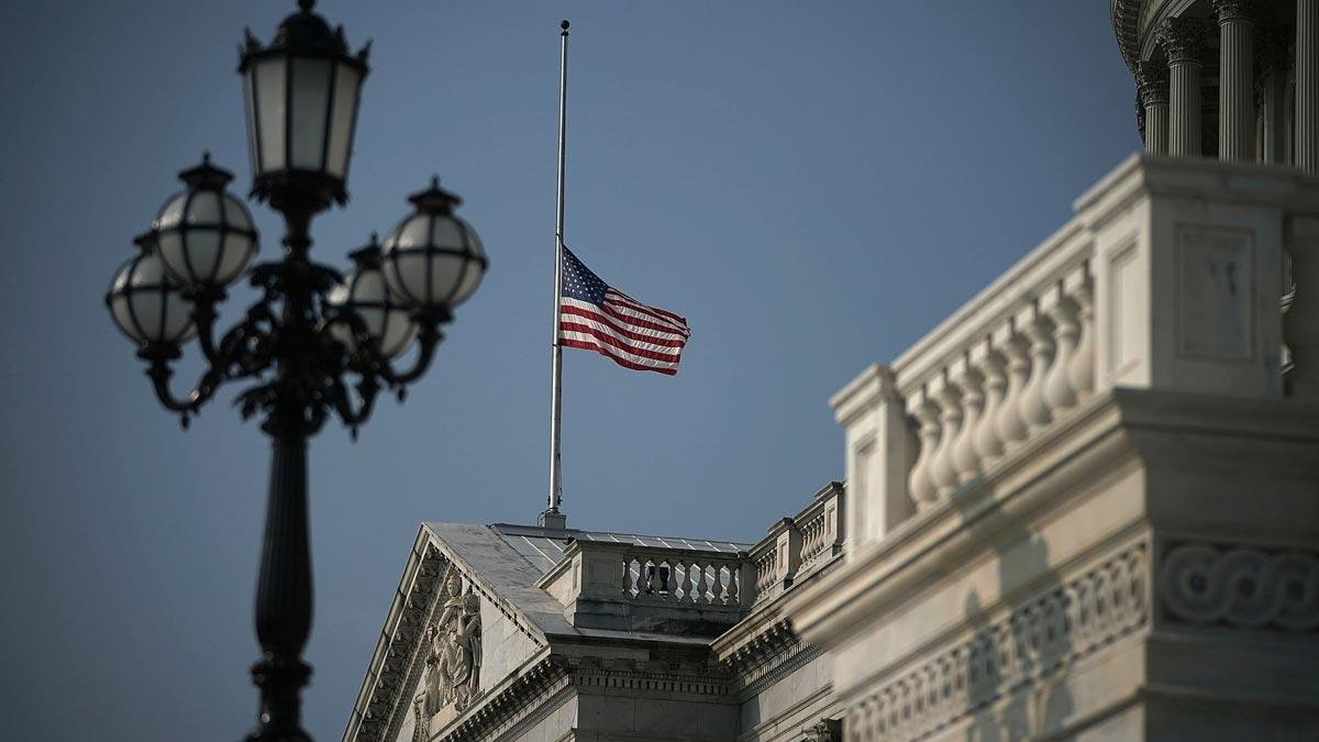 a Casa Blanca vuelve a ondear la bandera a media asta por la muerte de McCain tras las críticas a Trump.-ALEX WONG