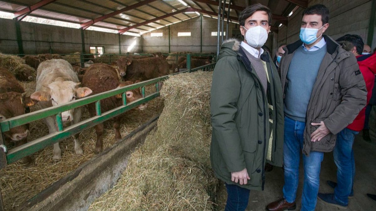 Pablo Montesinos y Ángel Ibáñez en una explotación ganadera de Cavia. TOMÁS ALONSO