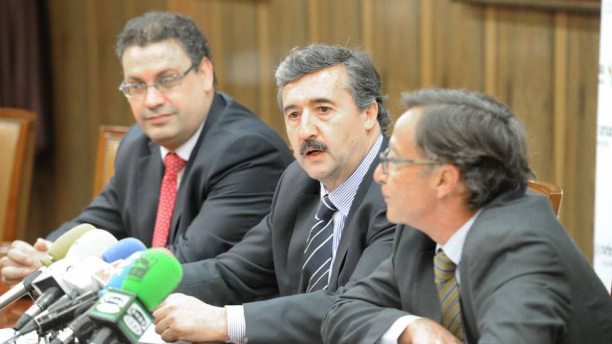 Germán Martínez (izq) y Tomás Fisac durante  una rueda de prensa de Caja Rural.