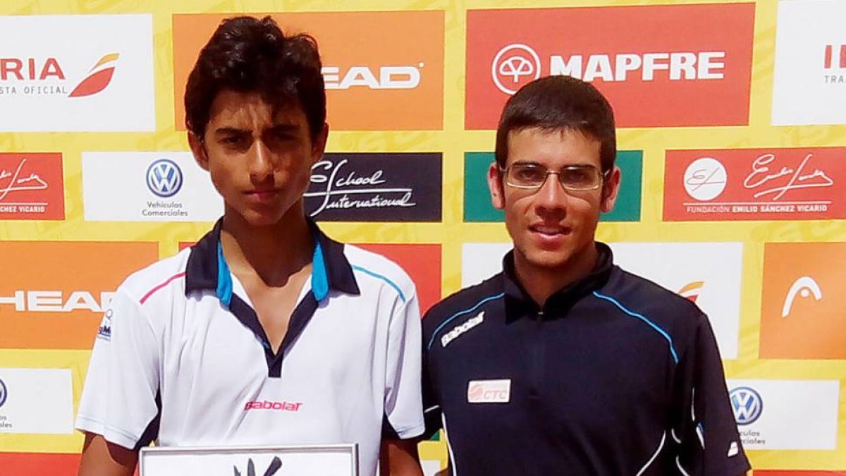 Nicolás Álvarez posa con el trofeo de campeón en Barcelona-ECB