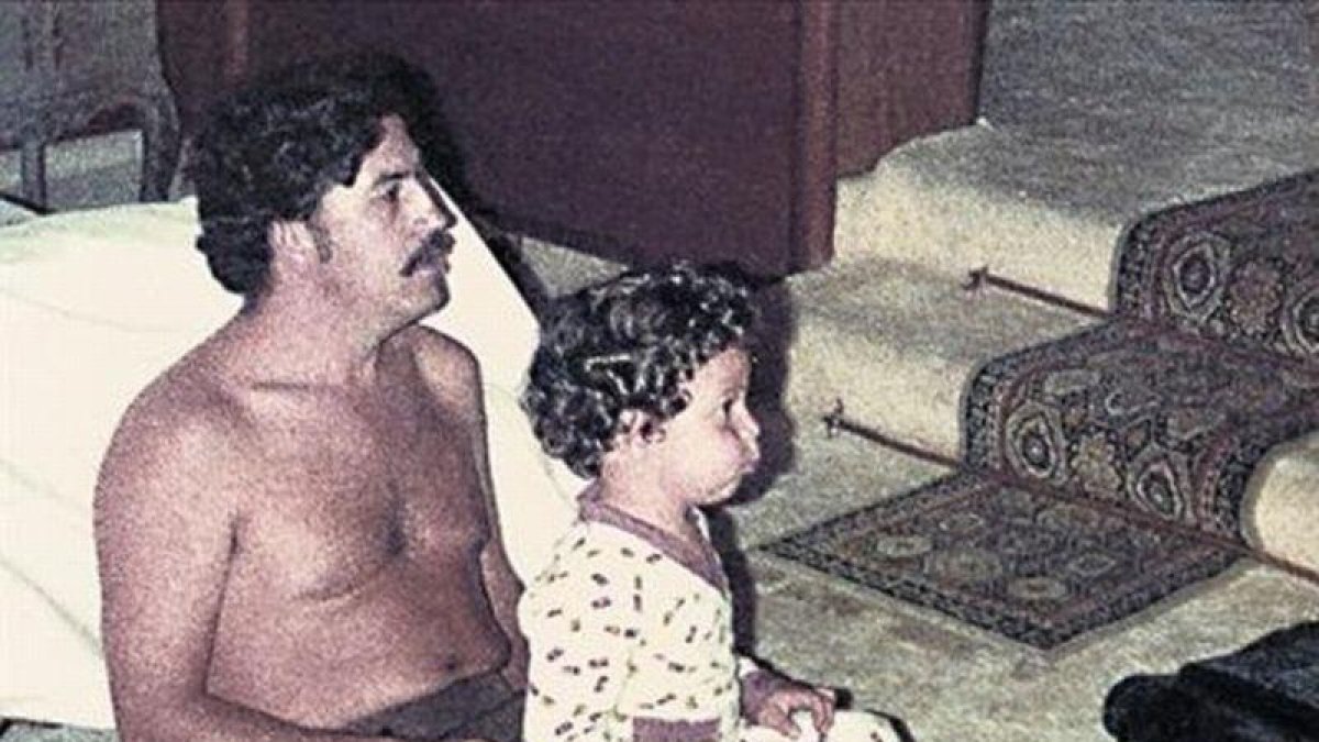 Pablo Escobar, con uno de sus hijos, en una imagen de archivo.-ARCHIVO