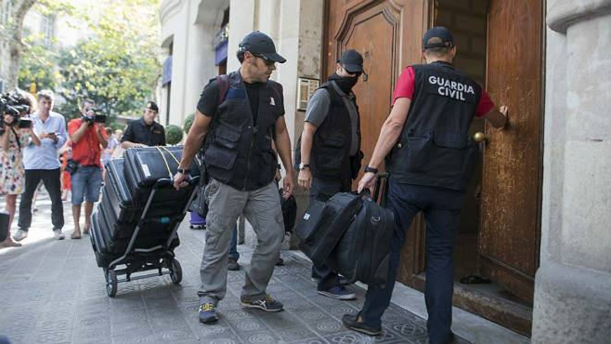 ACN La Guardia Civil registra la sede de CatDem.-JORDI COTRINA/VÍDEO