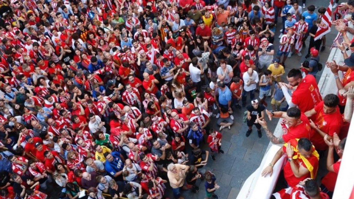 Los jugadores, en el balcón del Ayuntamiento de Girona, aclamados.-JOAN CASTRO ICONNA
