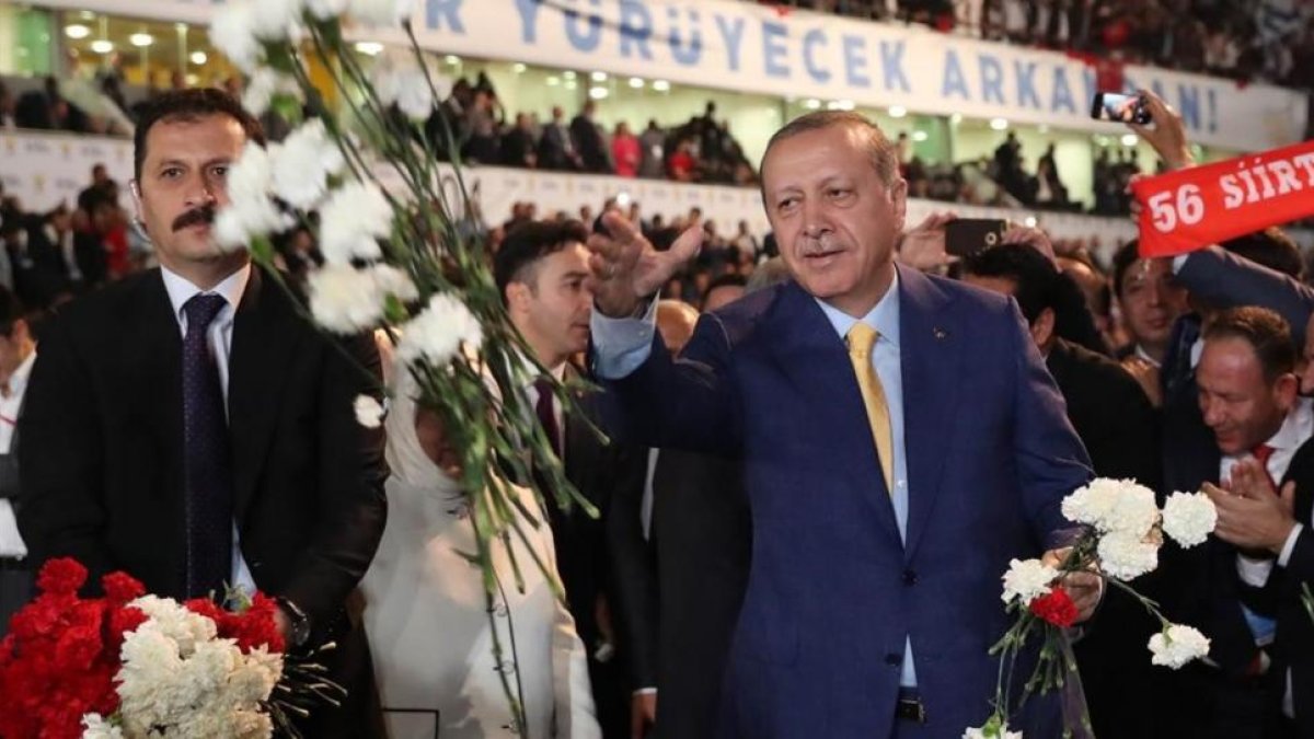 Erdogan da flores a sus seguidores a su llegada al congreso extraordinario del AKP, en Ankara, el 21 de mayo.-ADEM ALTAN