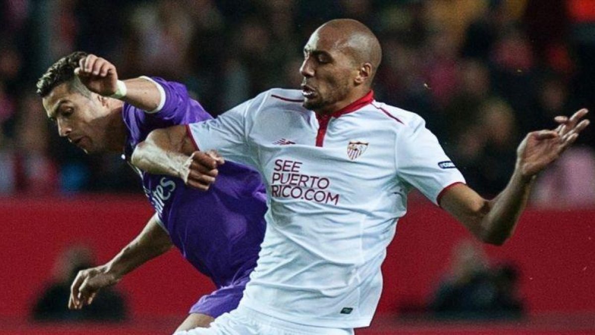 Cristiano Ronaldo y N'Zonzi, este domingo en el Pizjuán.-AFP / JORGE GUERRERO