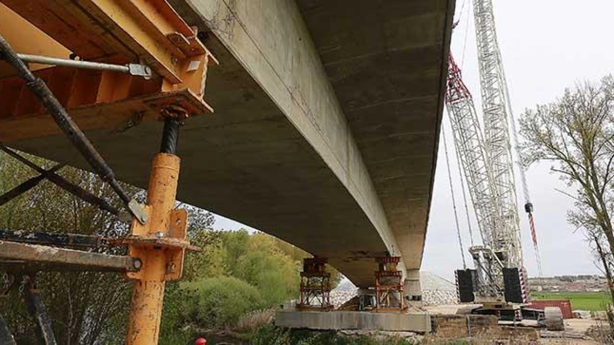 Las obras de demolición del tablero del viaducto de Frandovínez comenzaron en la jornada de ayer.-RAÚL G. OCHOA