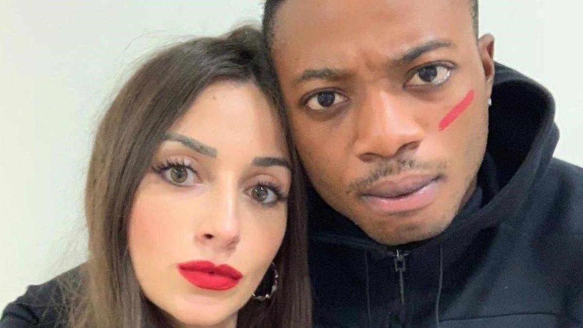 El italiano Claud Adjapong, pintado para protestar contra la violencia de género, junto a su novia Déborah.-TWITTER DEL SASSUOLO