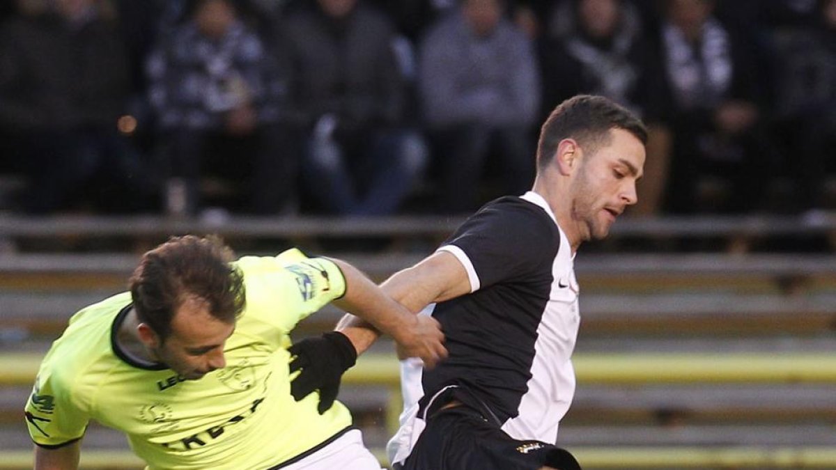 Ander Vitoria disputa el balón junto a un oponente en la tarde de ayer.-SANTI OTERO