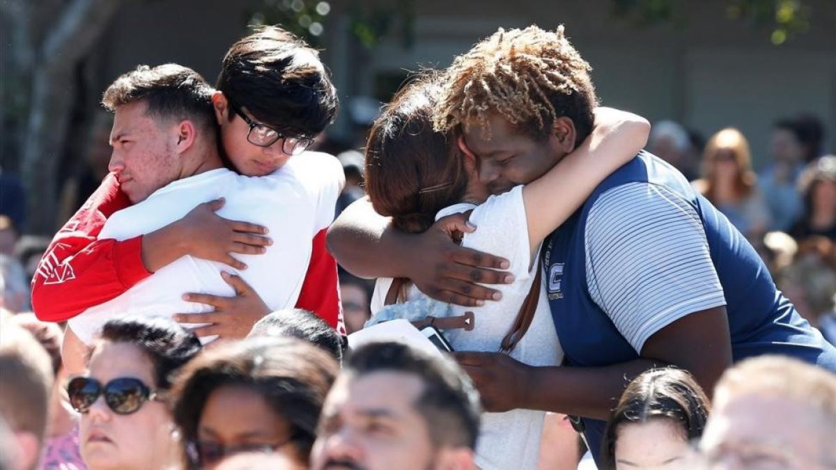 Asistentes a la vigilia por las víctimas del tiroteo en el instituto Marjory Stoneman Douglas en Florida-RHONA WISE (AGENCIAS)